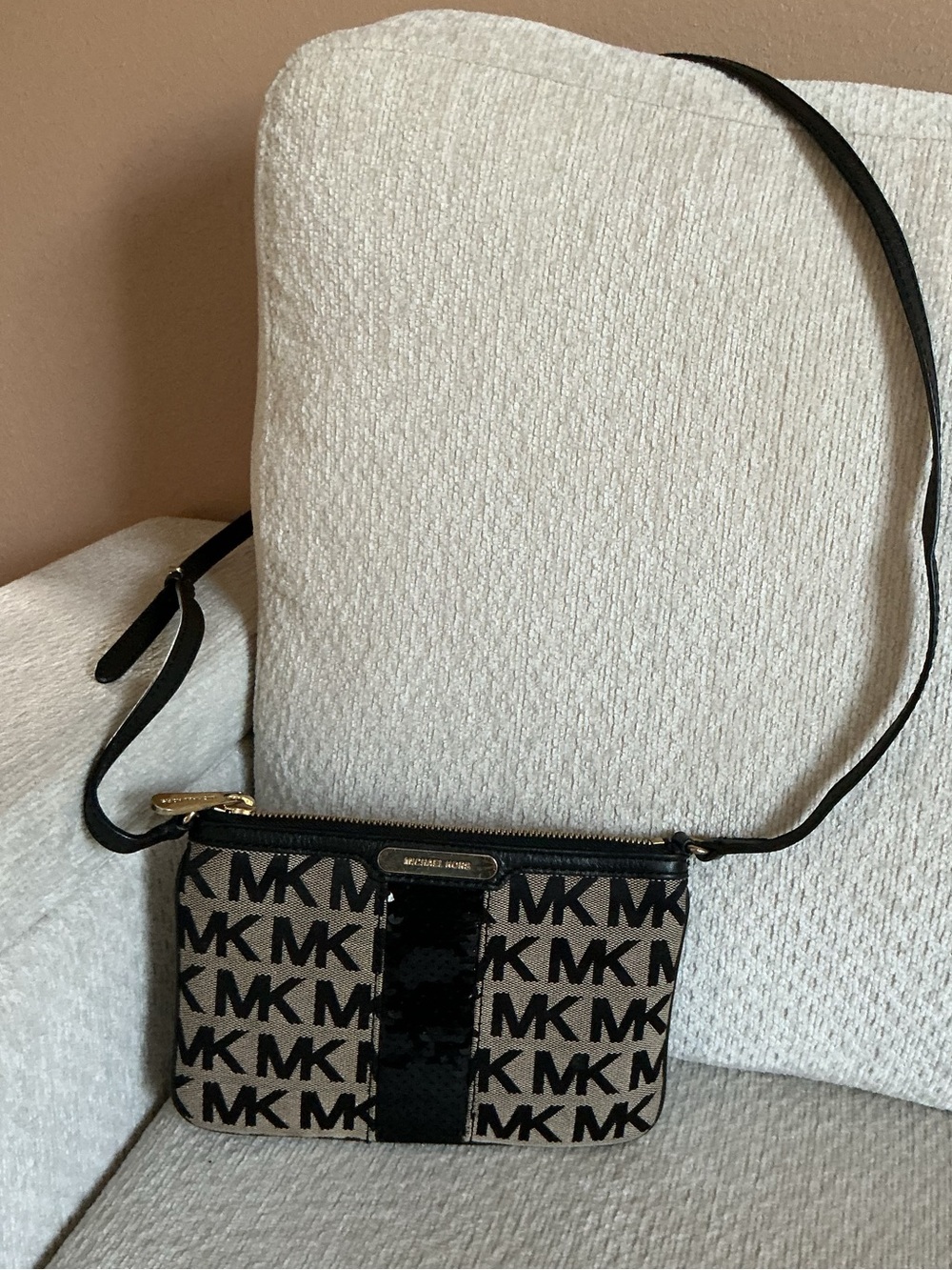 Michael Kors Signature Logo-Pochette featuring a black sequin center
